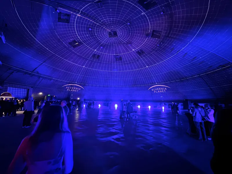 Cúpula do Cinema K360 iluminada a azul durante a gala de abertura