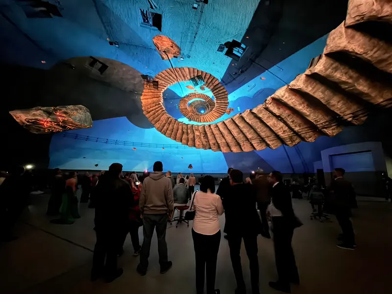 Gäste der Eröffnungsgala sehen sich unter der Kuppel des Kino 360 eine Fulldome-Projektion an
