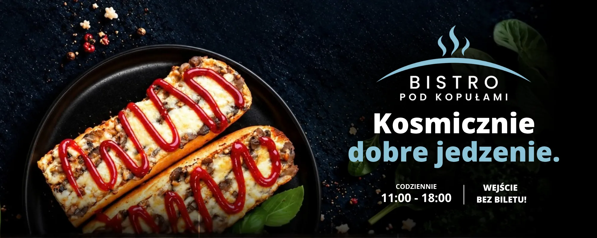 Kosmicznie dobre jedzenie — Bistro pod Kopułami, codziennie 11:00–18:00, wejście bez biletu; zapiekanki z keczupem na czarnym talerzu