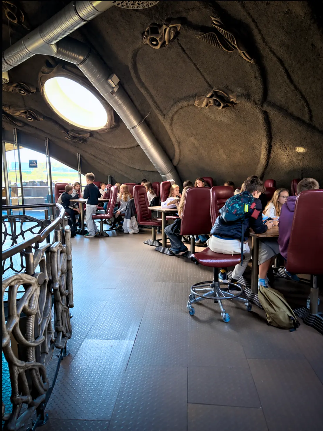 Alvernia Planet 穹顶下餐桌旁的学生团体