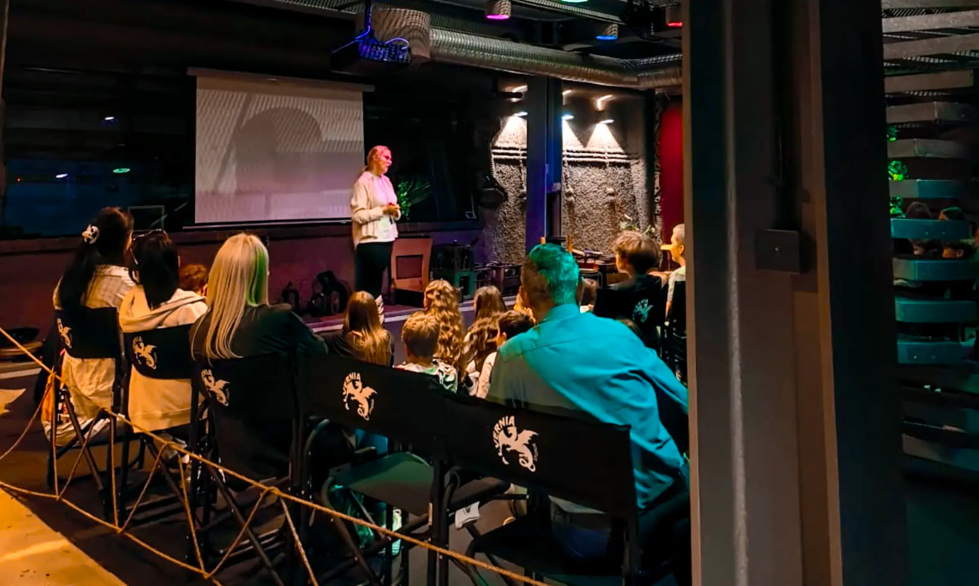 Elementy scenografii na ścieżce filmowej