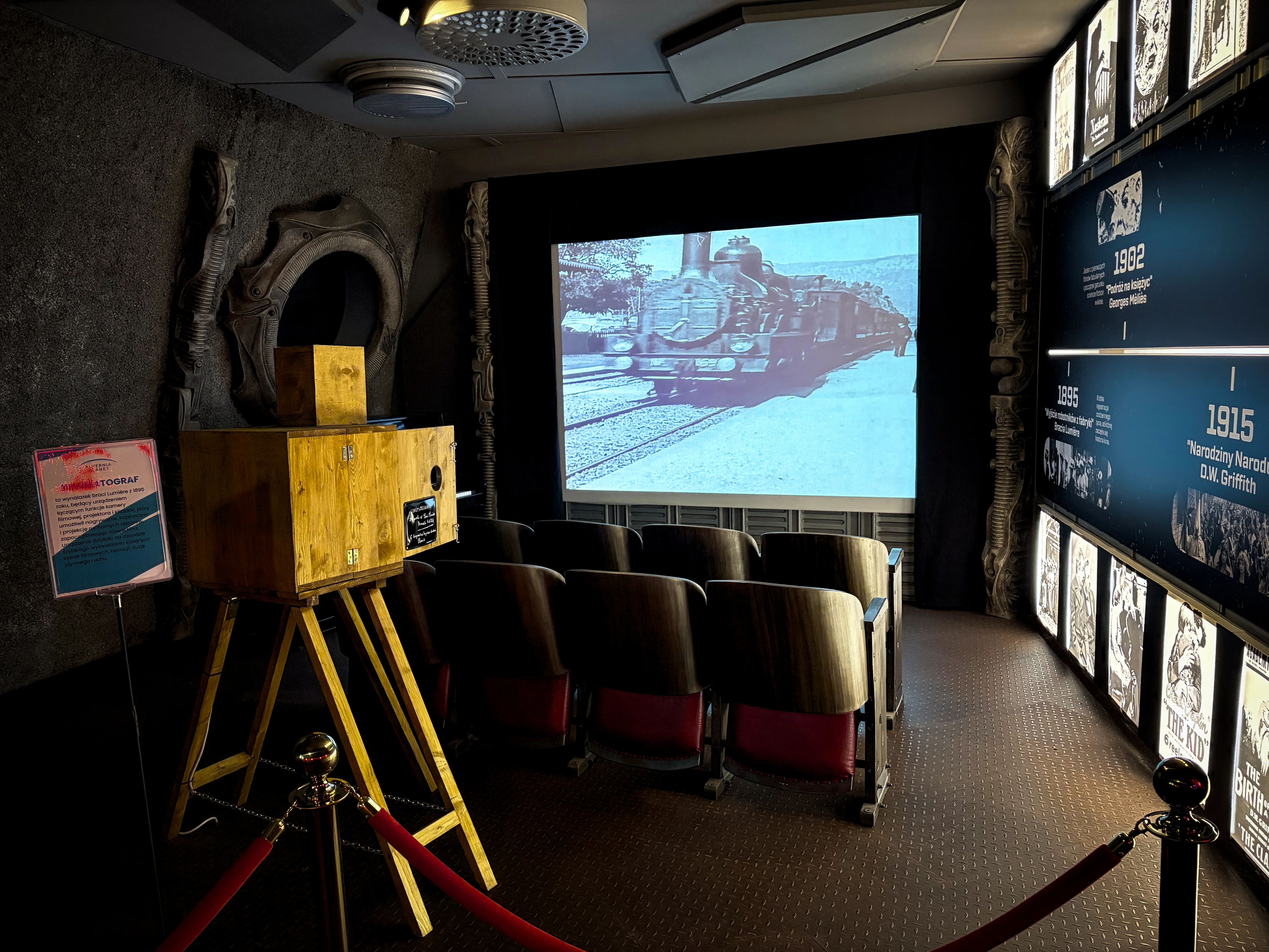 Stanowisko poświęcone początkom projekcji na ścieżce edukacyjnej.