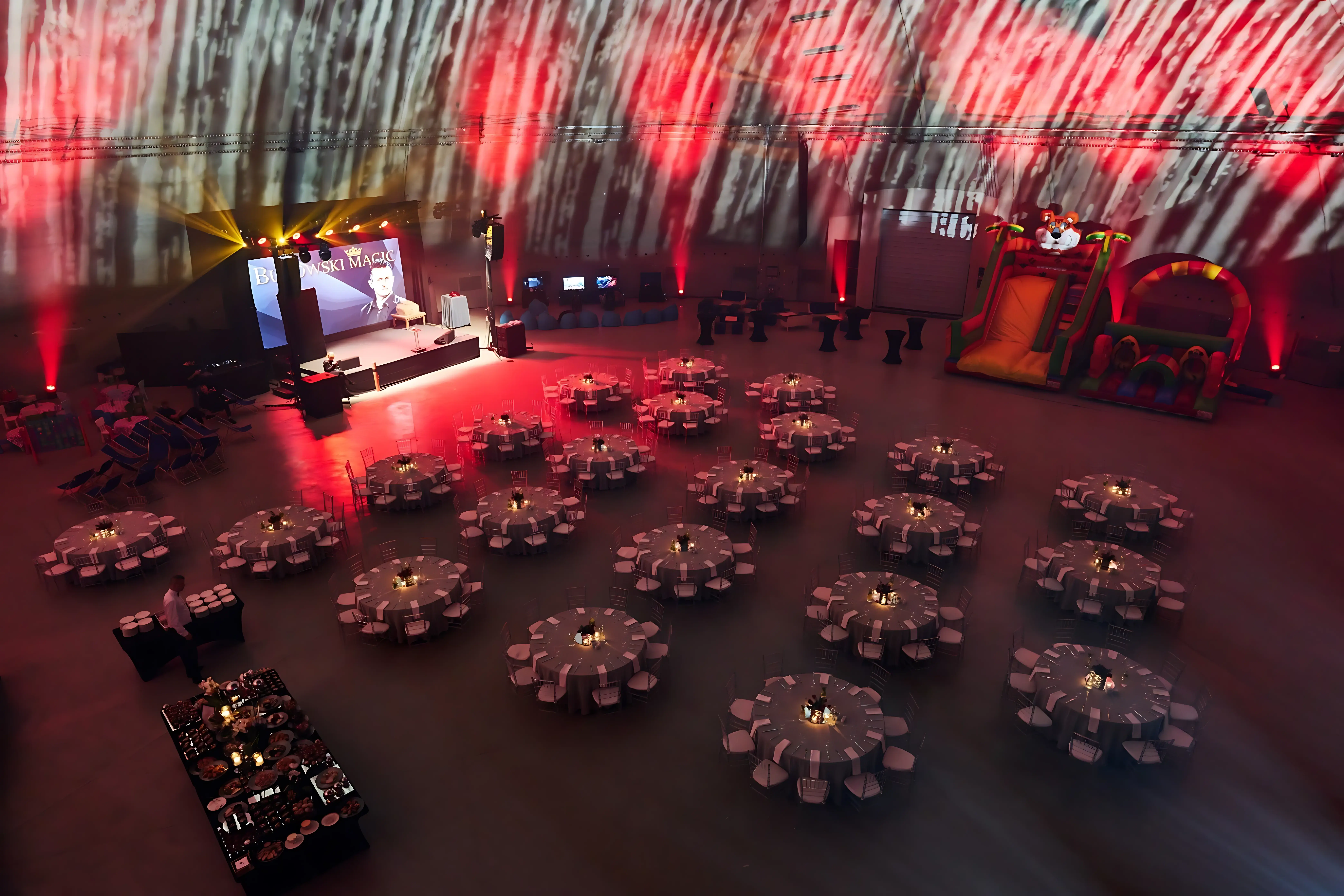 Goście podczas networkingu w kopule